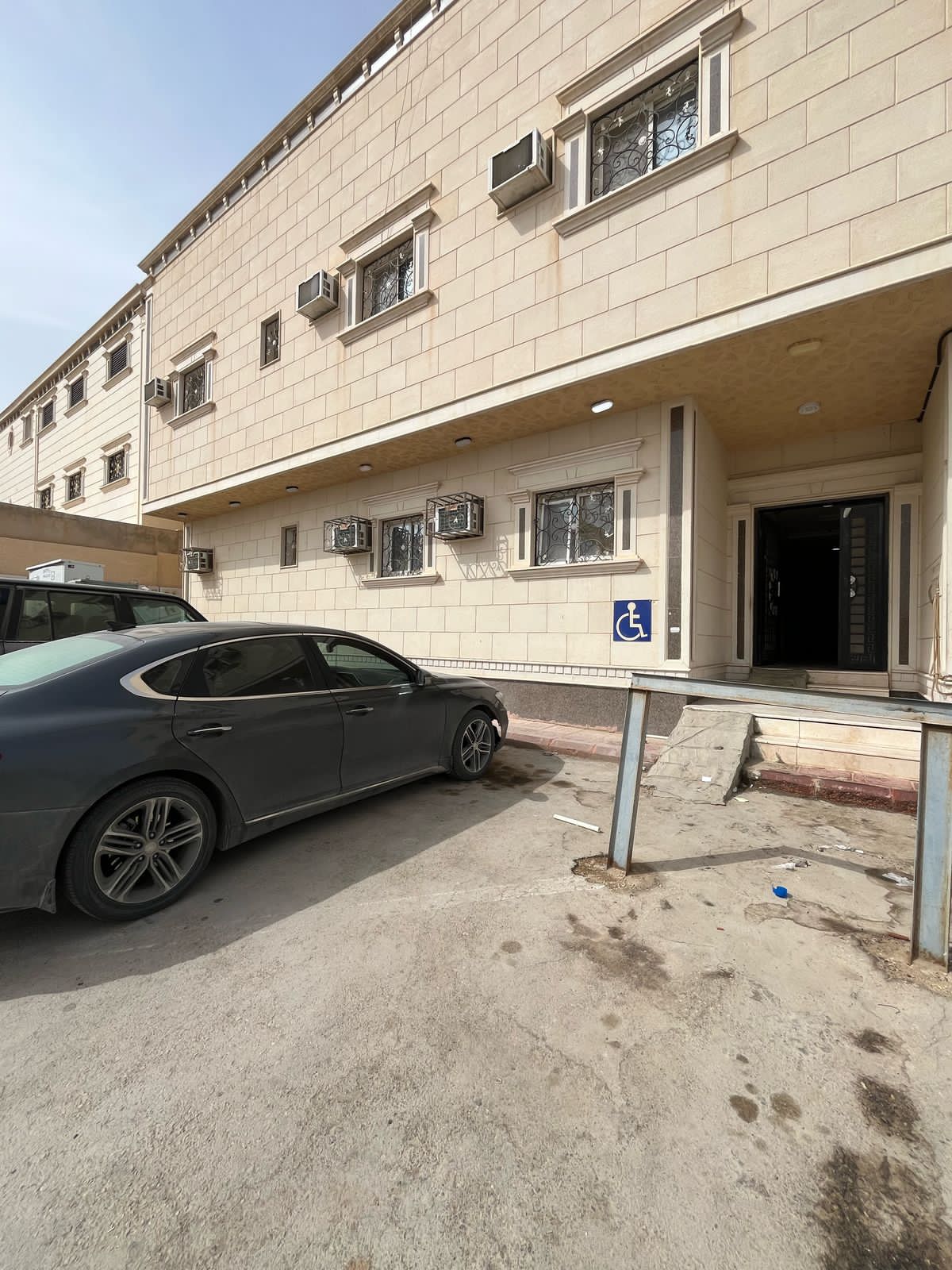 شقه للايجار جديدة 3غرف نوم فيها مكيفات ب2500شهري