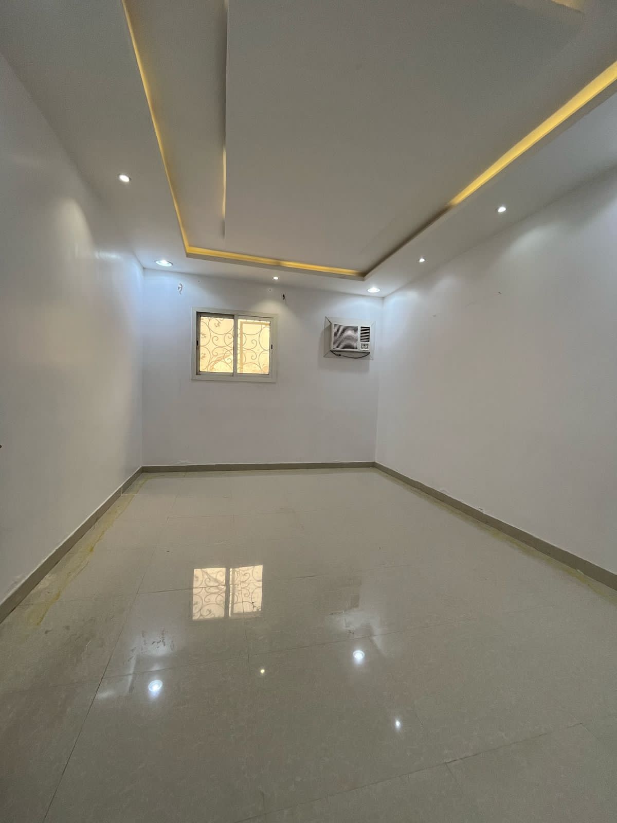 شقه للايجار جديدة 3غرف نوم فيها مكيفات ب2500شهري