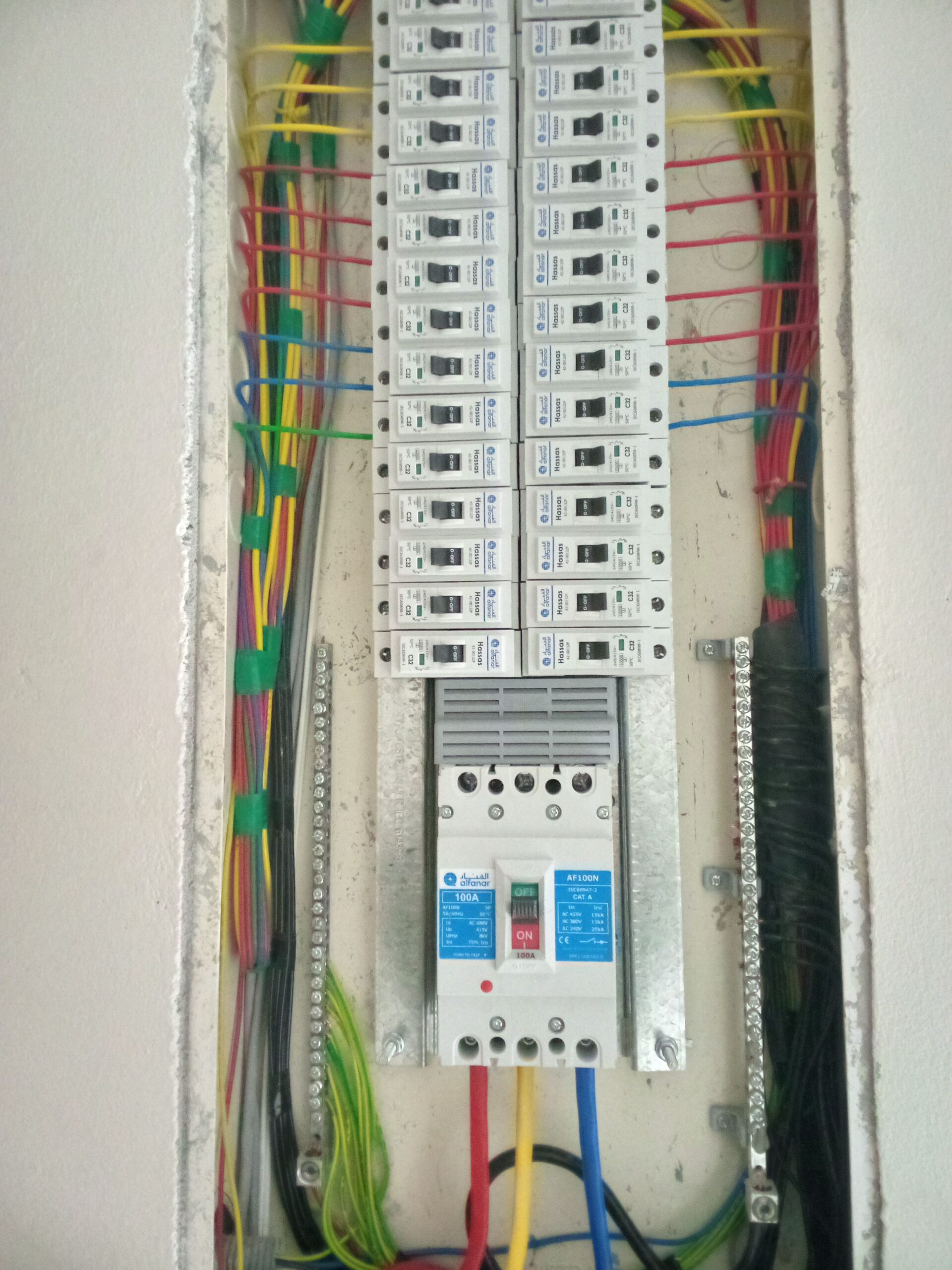 السلام عليكم أنا زاهد كهربائي مباني باكستاني ومهند