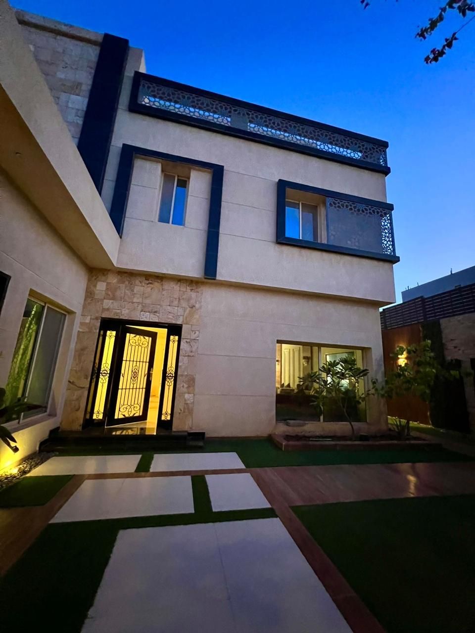 فلا للبيع بحي نرجس مساحة 554 متر واجهة جنوبية