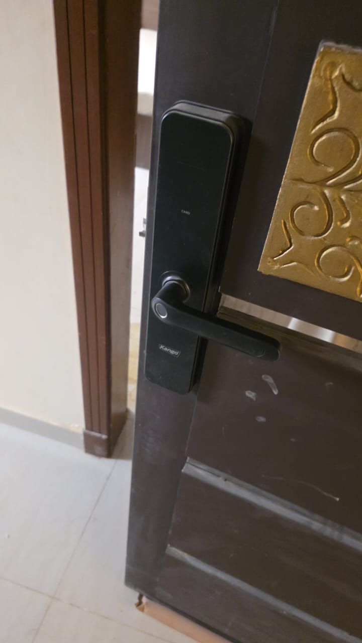 شقه للايجار جديدة موثثه ب2200شهري