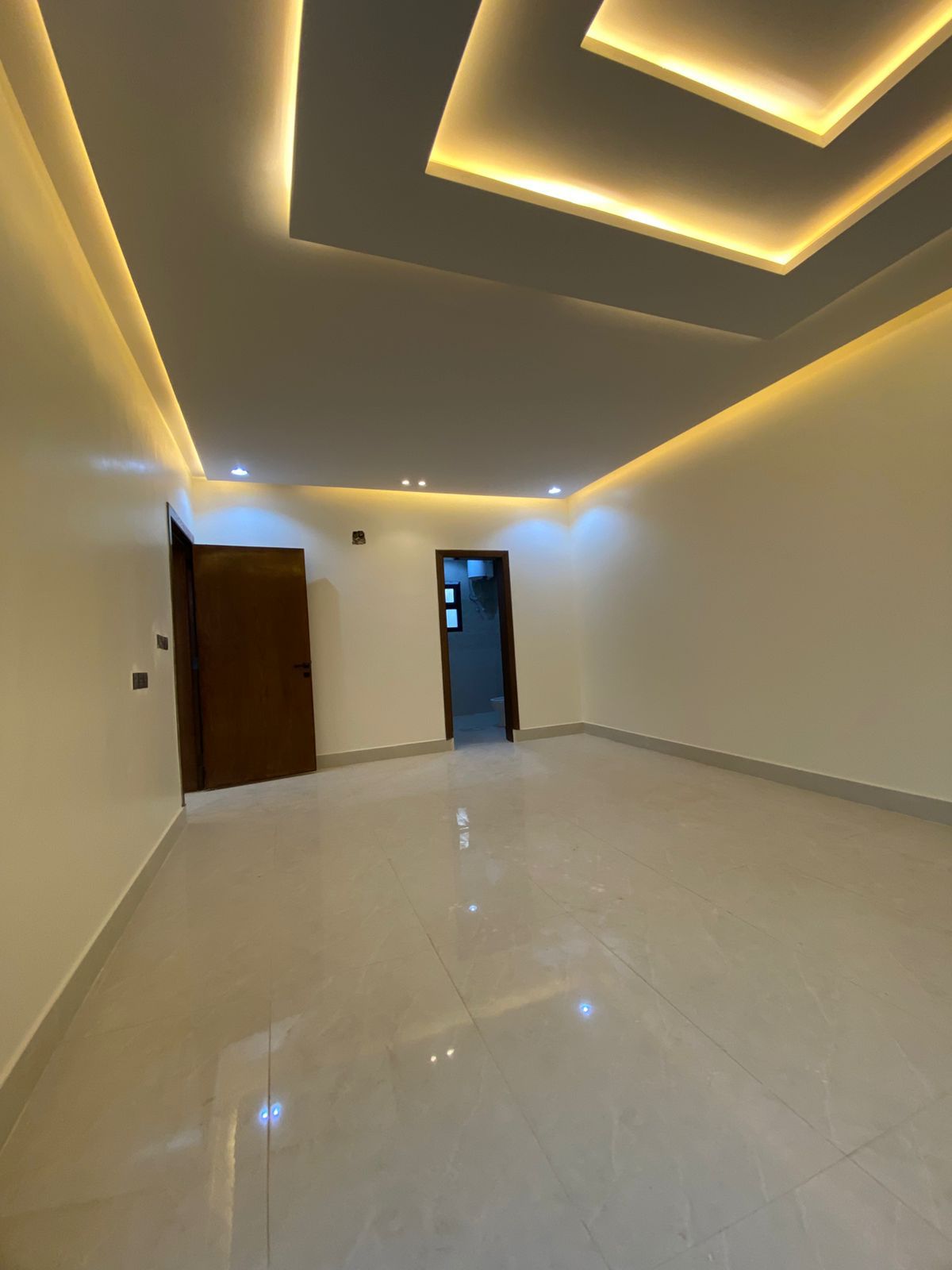 شقه للايجار جديدة في مجمع سكني في طويق