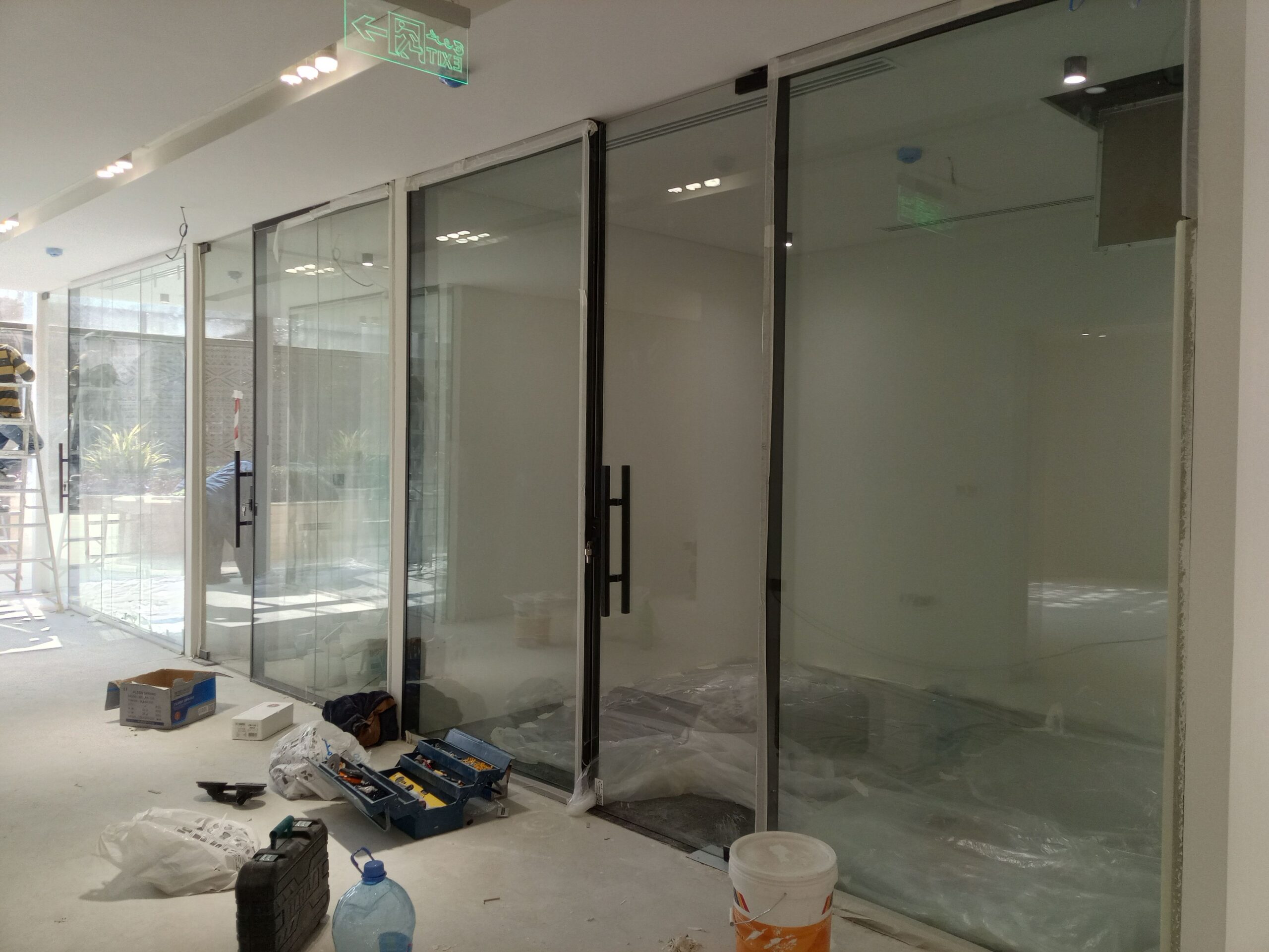 زجاج سكريت ولجميع اعمال الالمنيوم استركشر