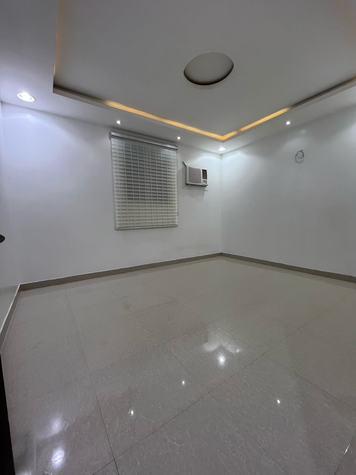 شقه للايجار جديدة 3غرف نوم فيها مكيفات ب2500شهري