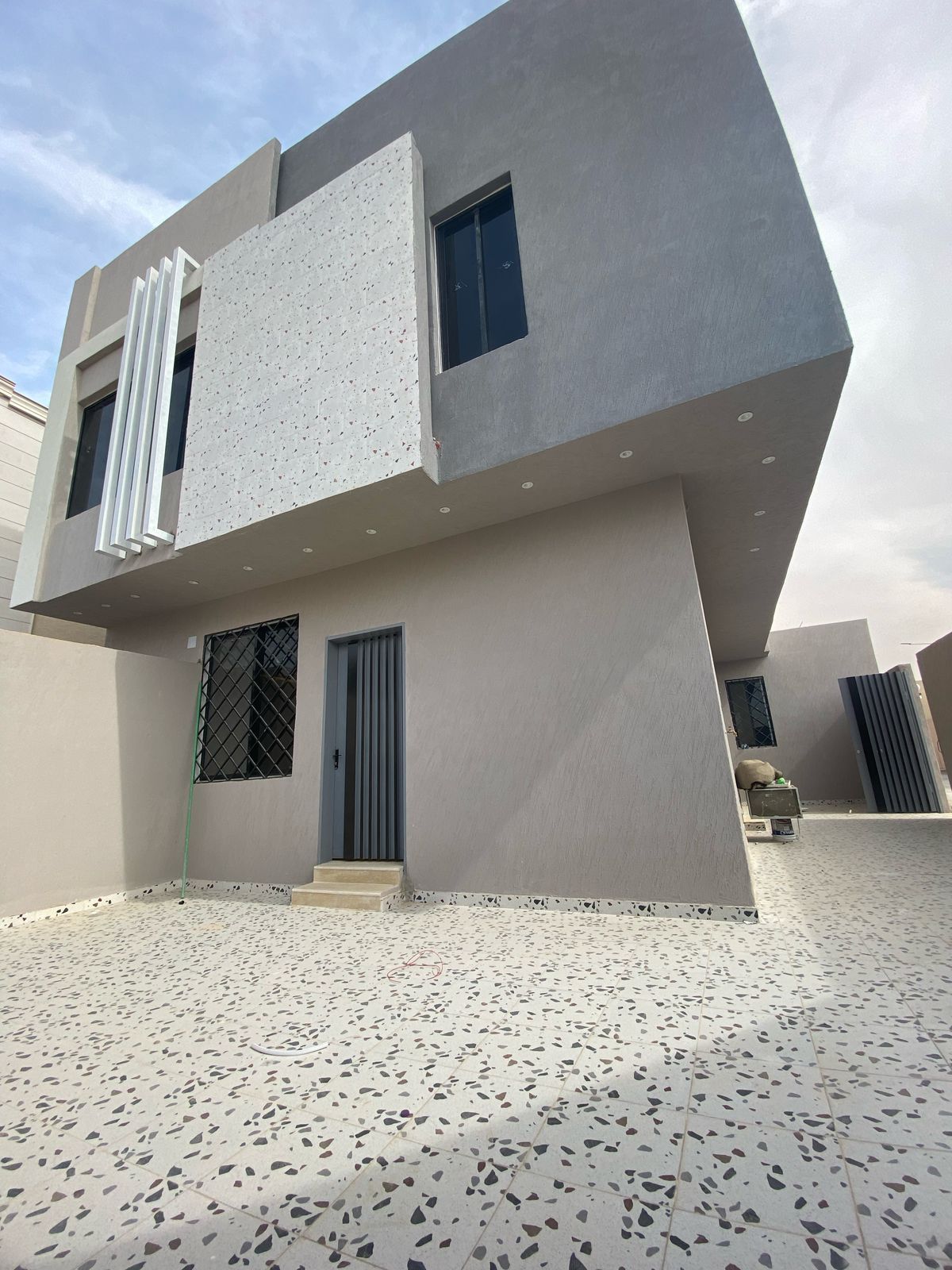 دور ارضي جديد للإيجار الشهري /3500