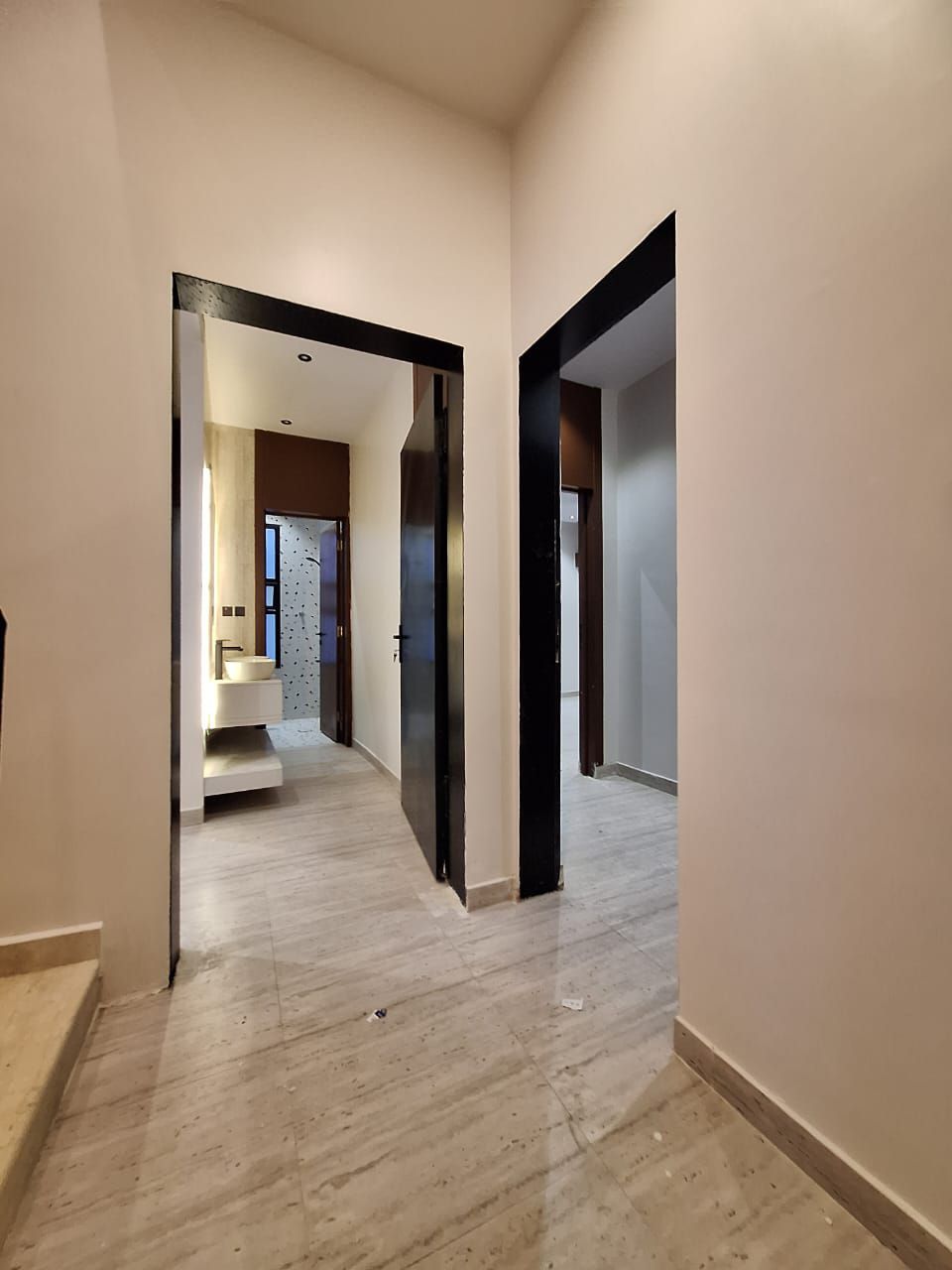 شقه للايجار جديدة موثثه ب2200شهري