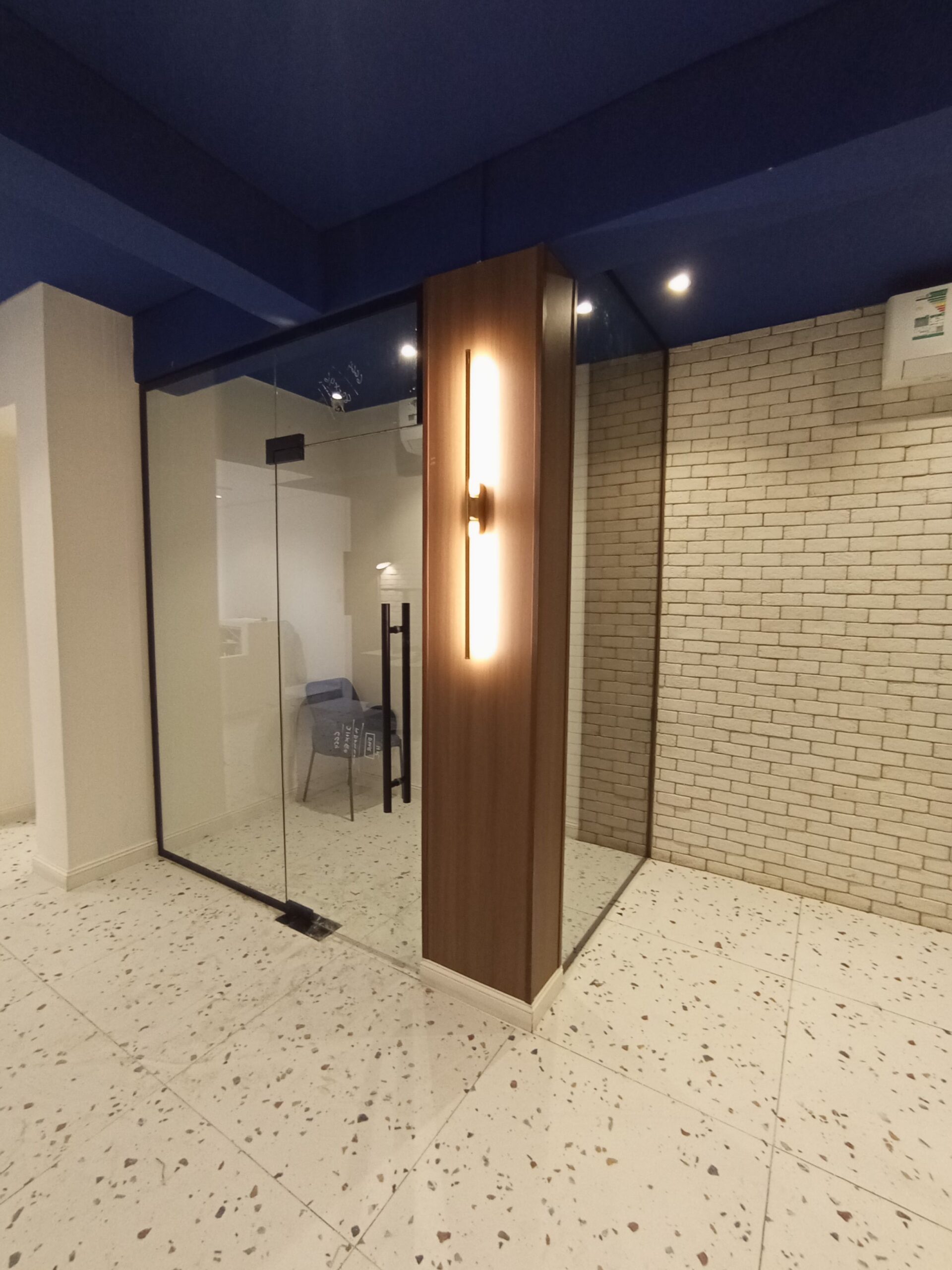 توريد وتركيب غرف زجاج سكريت شفاف ورملي حسب الطلب 0