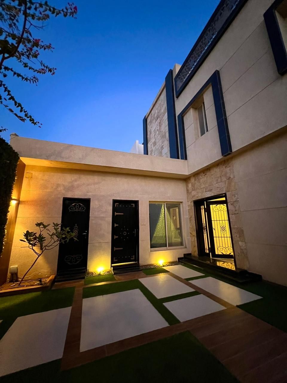 فلا للبيع بحي نرجس مساحة 554 متر واجهة جنوبية