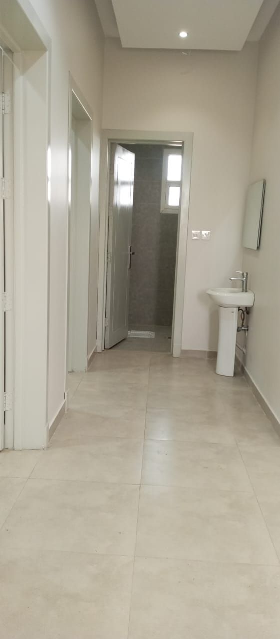 شقه للايجار 3غرف جديدة ب1800