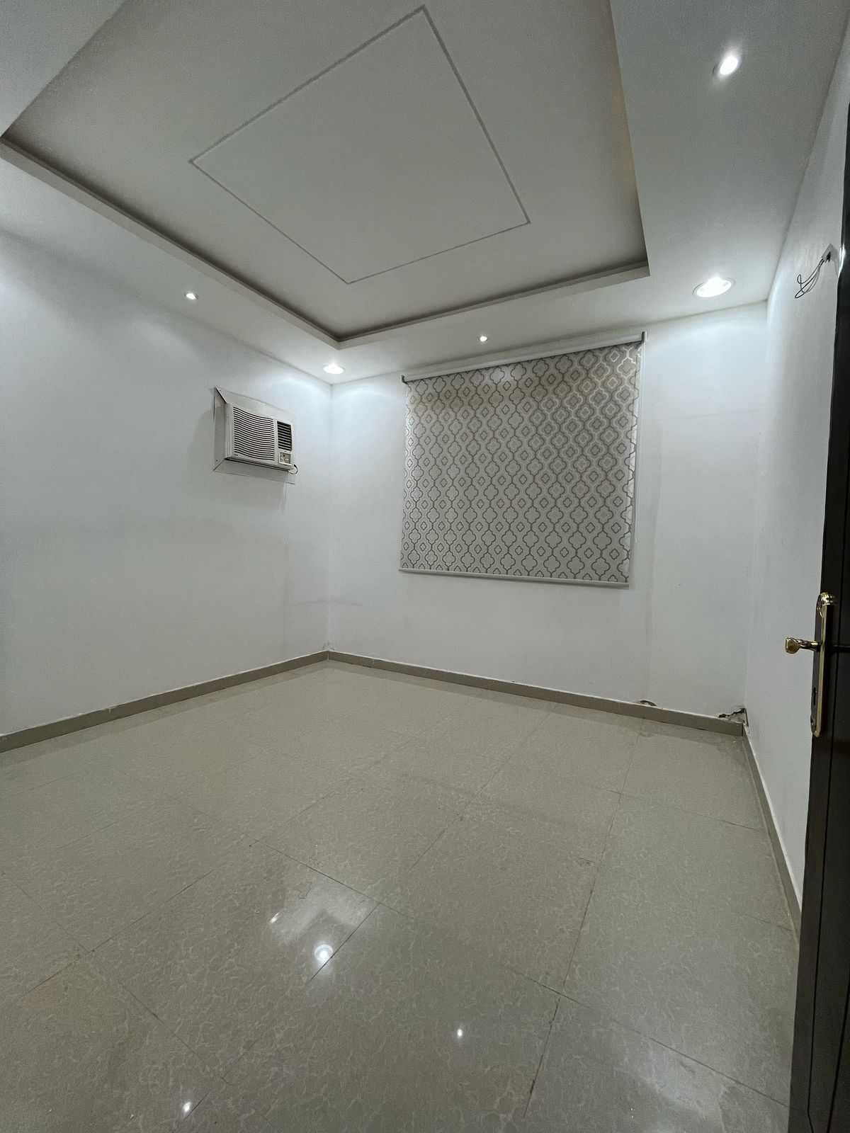 شقه للايجار جديدة 3غرف نوم فيها مكيفات ب2500شهري