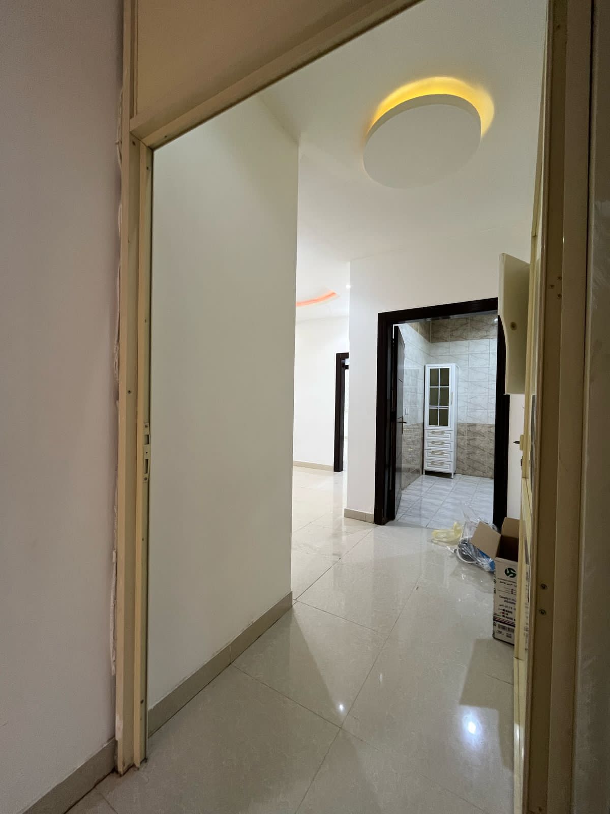 شقه للايجار جديدة 3غرف نوم فيها مكيفات ب2500شهري