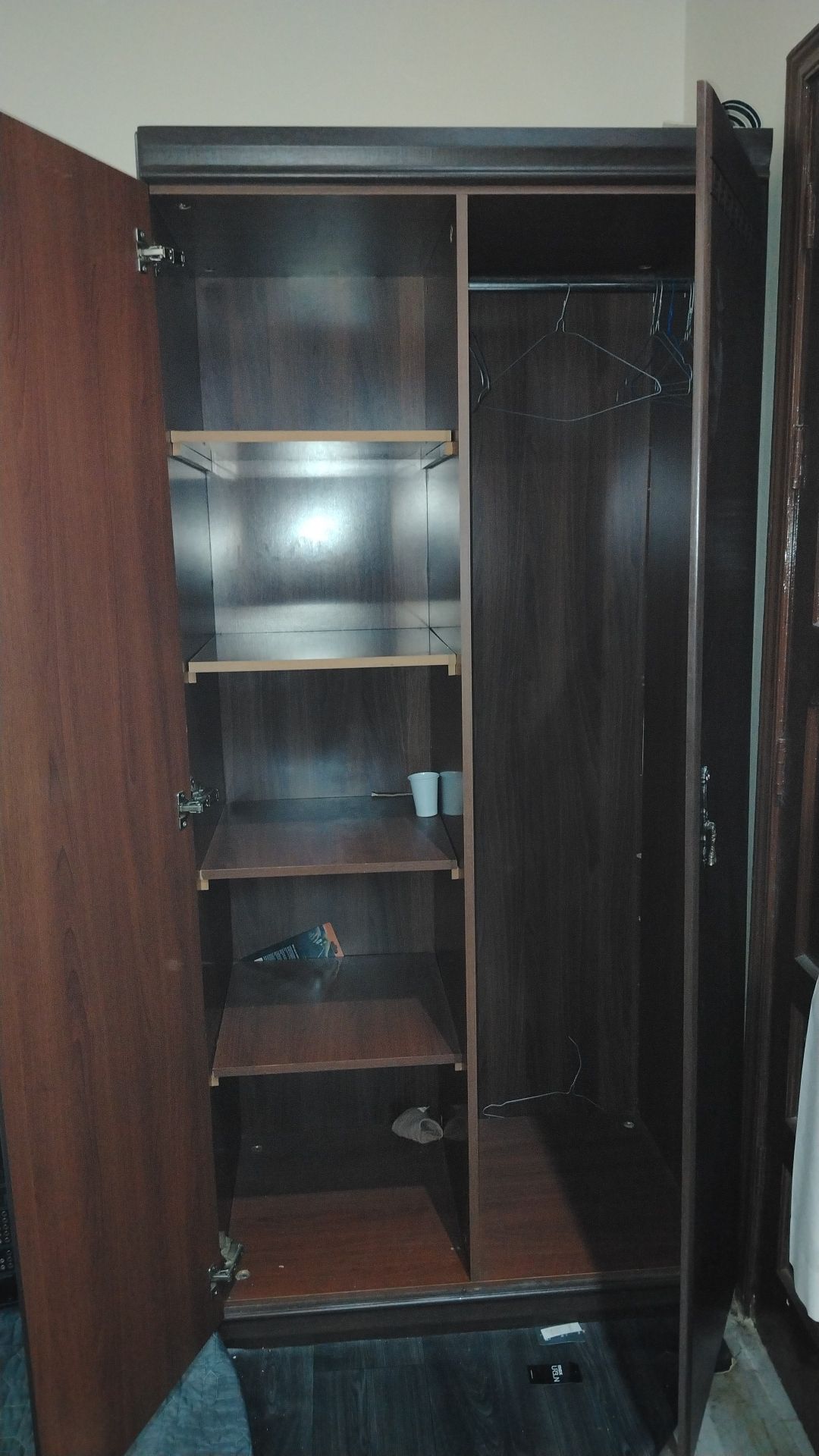 للبيع غرفة نوم سرير ودولاب وتسريحه وكمادينا وستارت