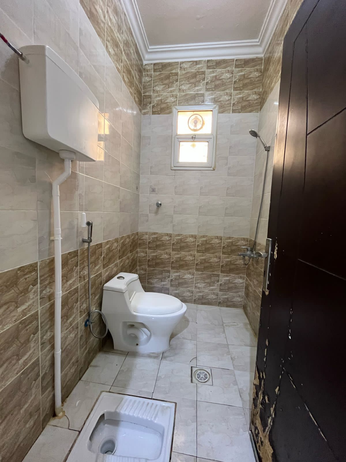 شقه للايجار جديدة 3غرف نوم فيها مكيفات ب2500شهري