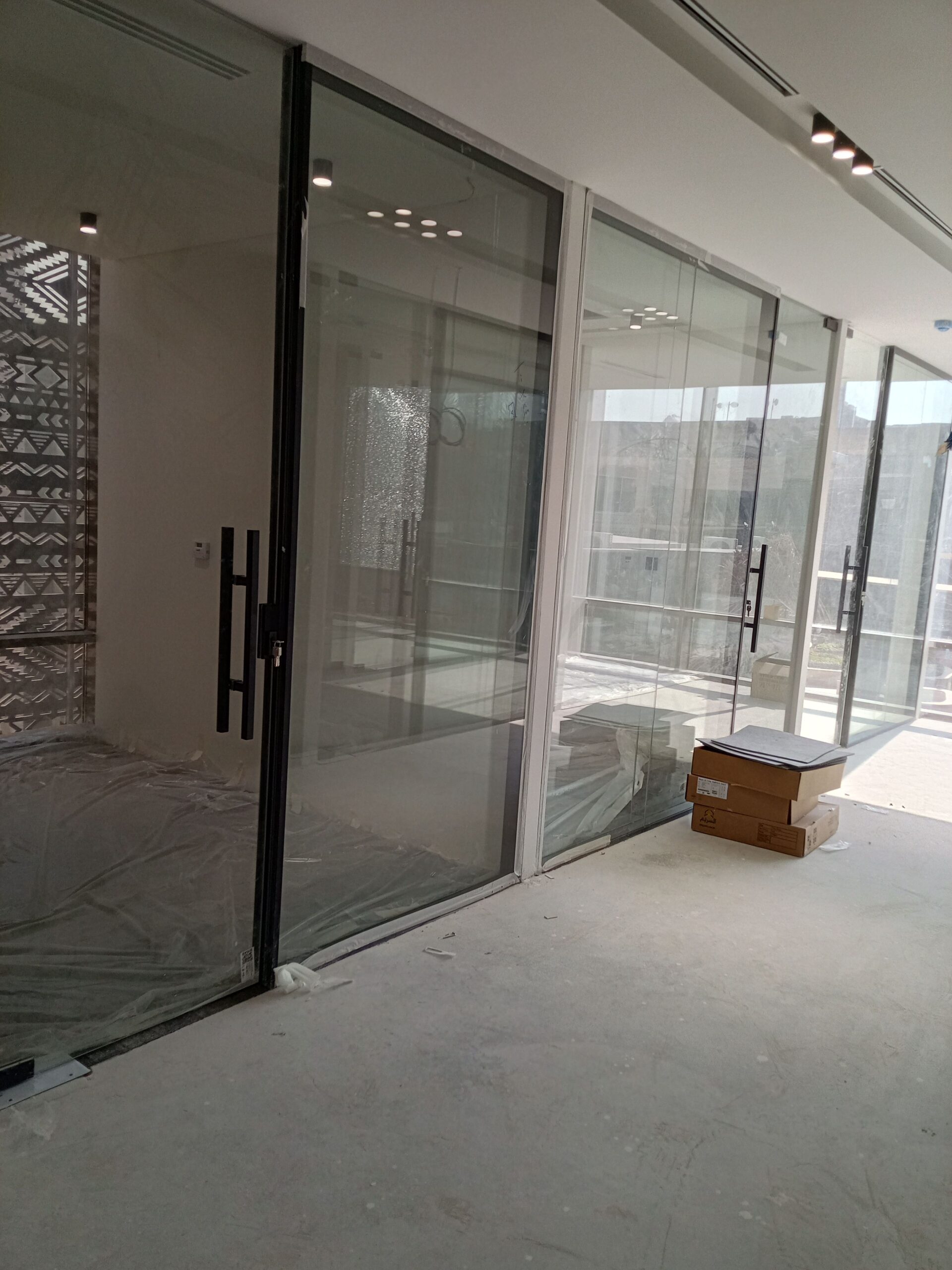 زجاج سكريت ولجميع اعمال الالمنيوم استركشر