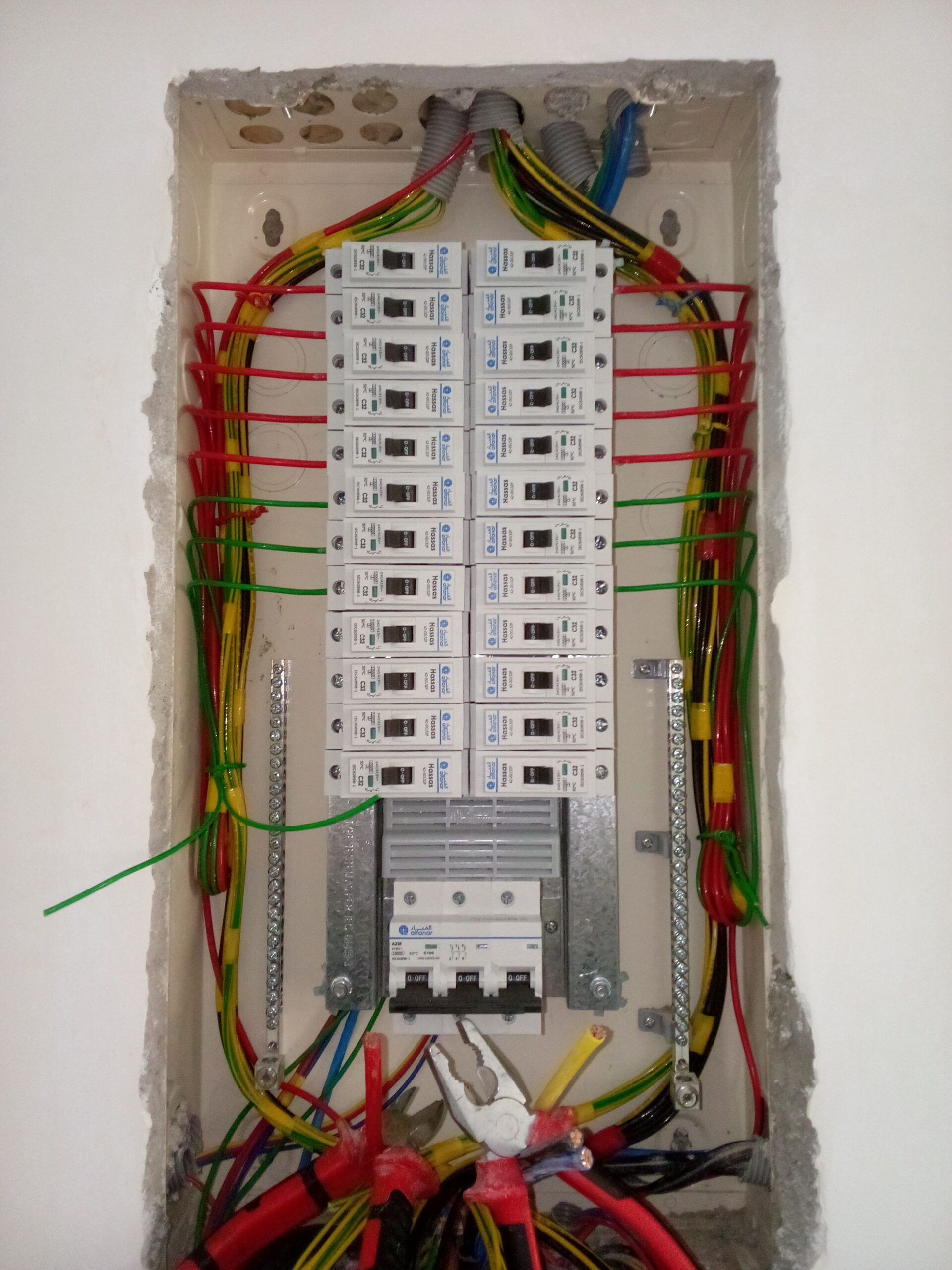 السلام عليكم أنا زاهد كهربائي مباني باكستاني ومهند