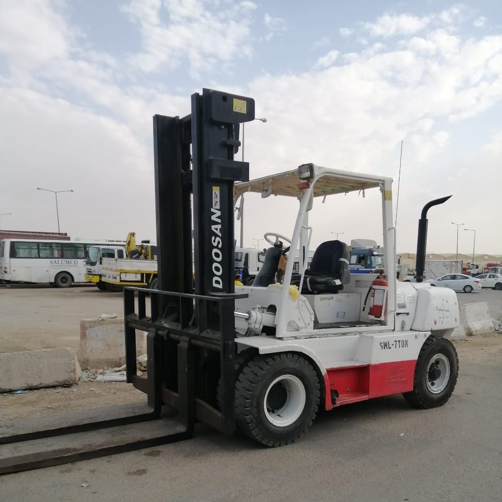 فوركليفت للايجار يومي وشهري جميع الأحجام مديل حديث