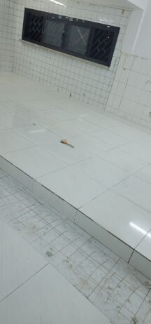 مبلط سيرميك بورسلان. معلم بلاط