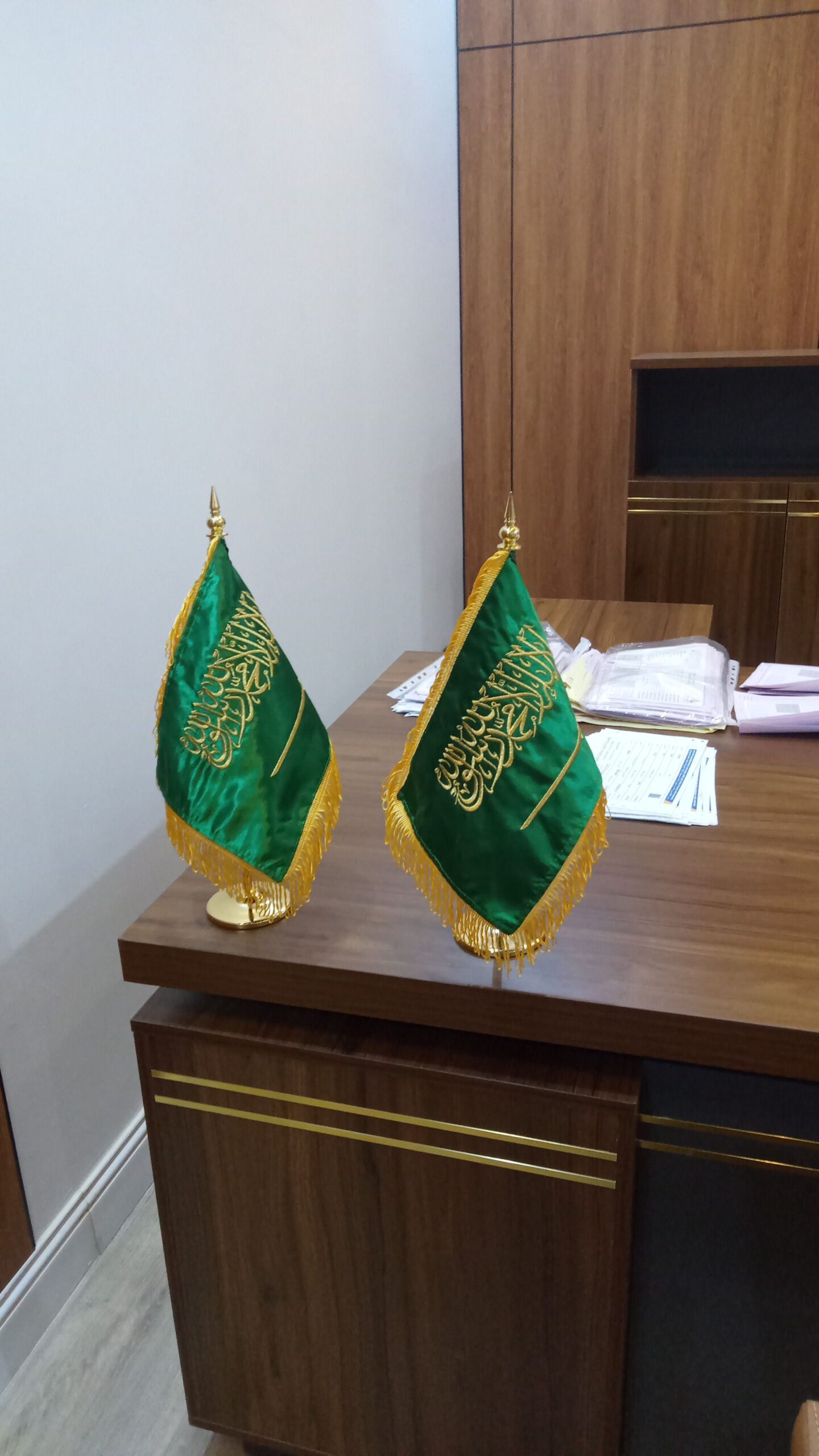 اعلام السعودية مقوى معك السارية ويوجد لدينا طباعة