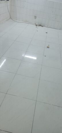 مبلط سيرميك بورسلان. معلم بلاط