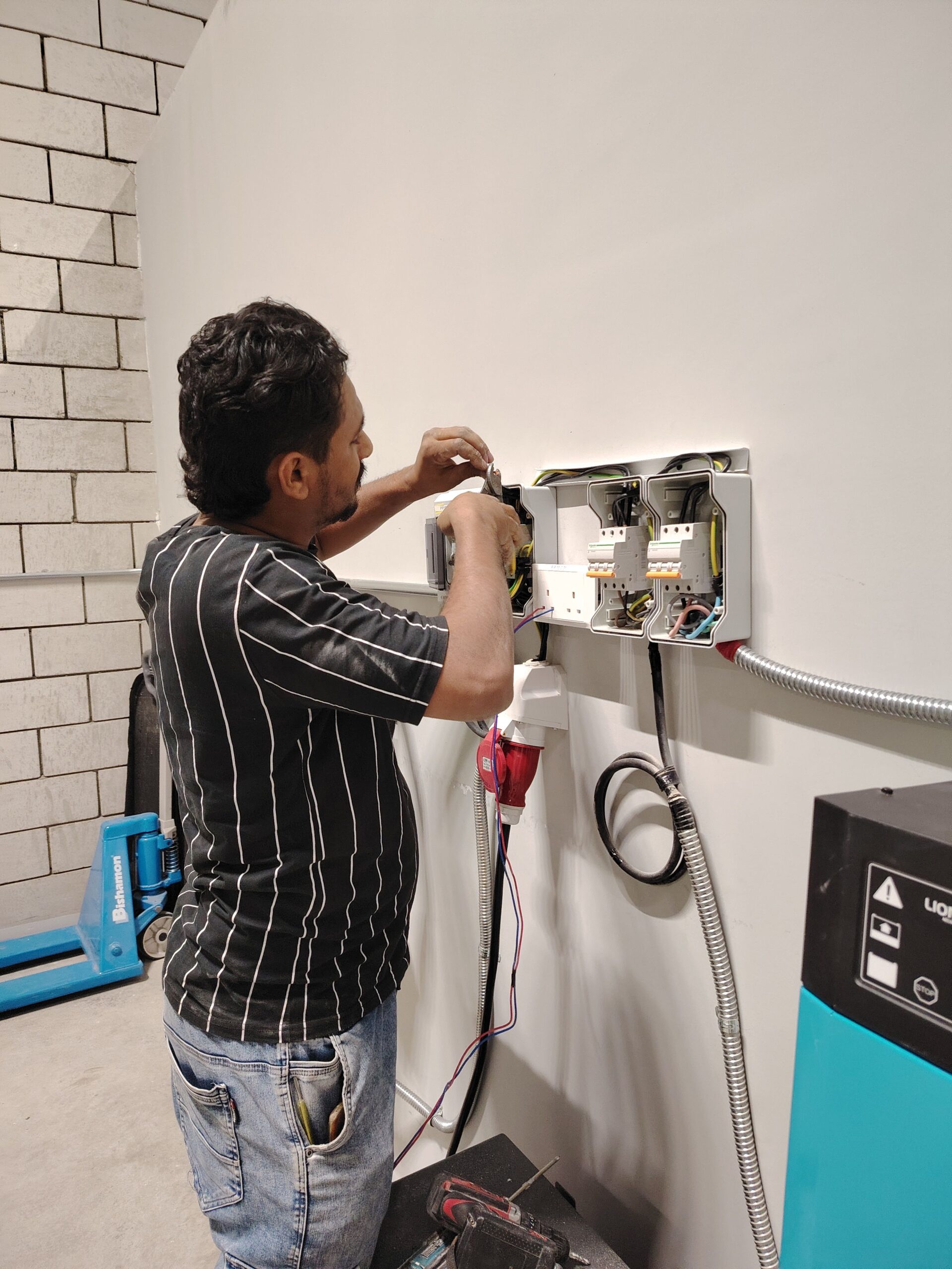 فني شبكات وكيمرات برمجه وصيانه