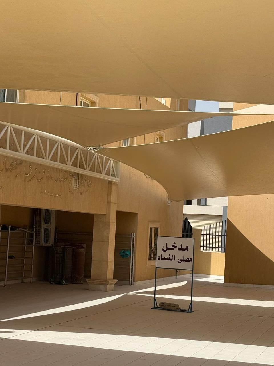 مظلات وسواتر وبيوت شعر وبناء ملاحق ساندويتش بنل