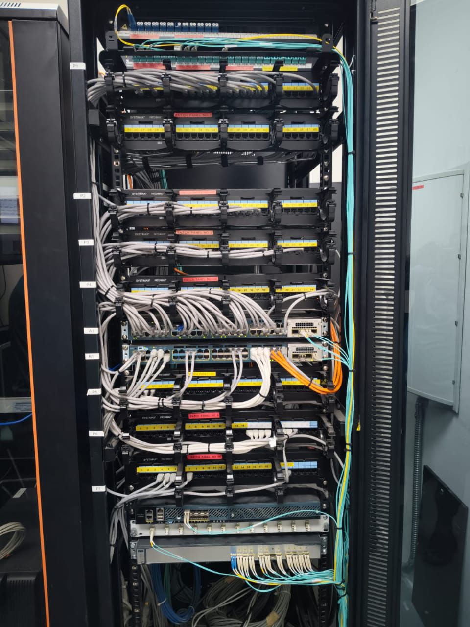 فني شبكات وكمرات المراقبه تأسيس وتمديد وصيانه