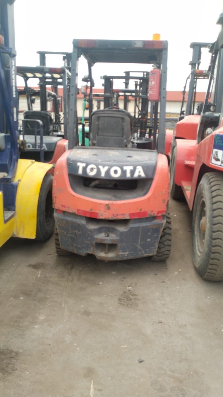 تأجير رافعات شوكيه ونقل المعدات والسيارات