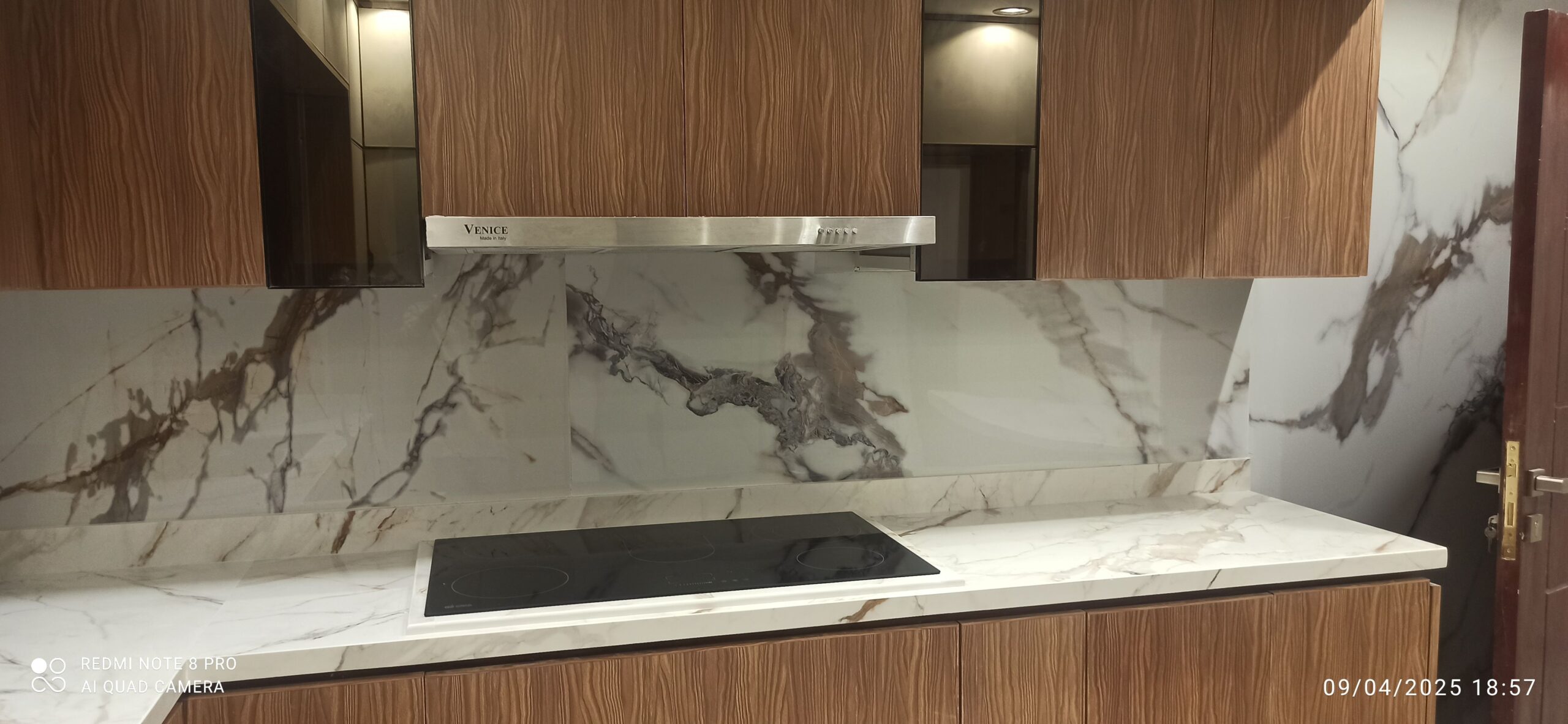 تصميم وتركيب جميع انواع الديكورات المنزليه وغرف ال