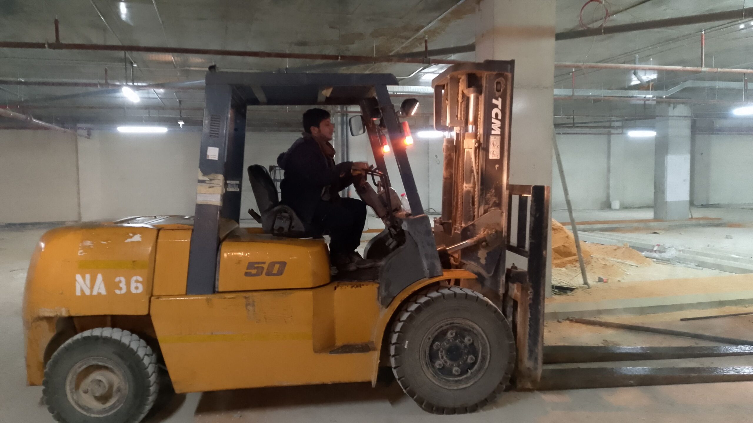 تأجير رافعات شوكيه ونقل المعدات والسيارات