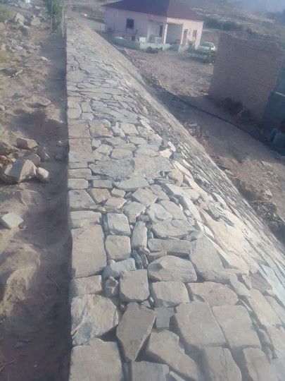 معلم وبنا حجر