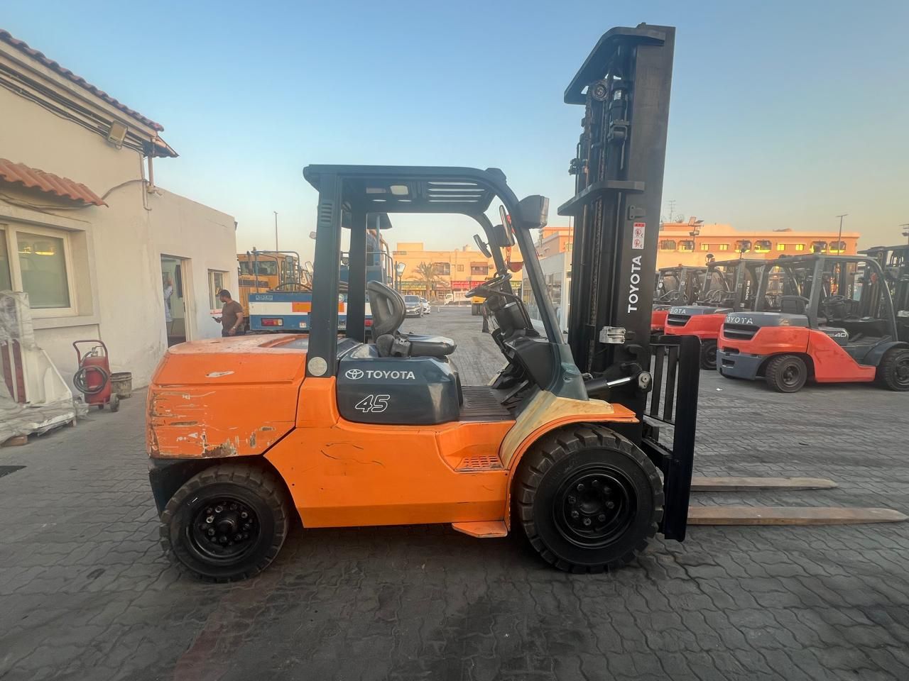 تأجير رافعات شوكيه ونقل المعدات والسيارات