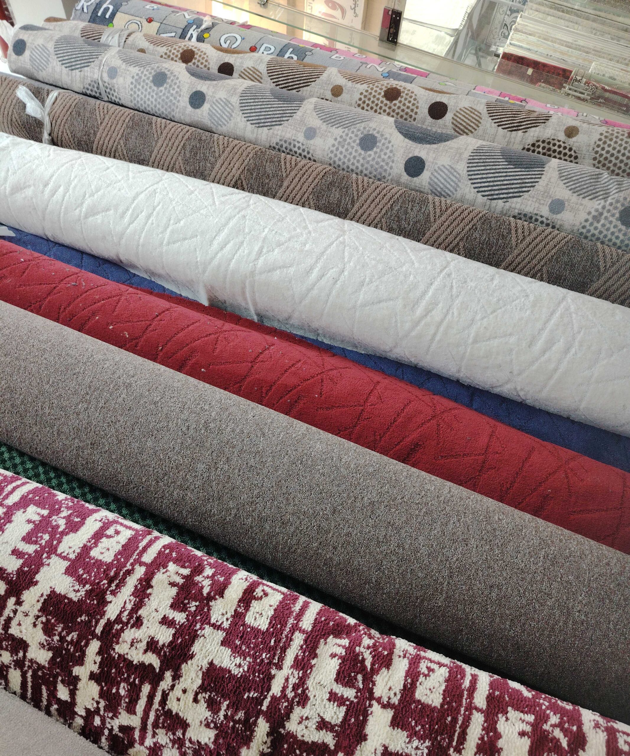 يوجد لدينا جميع انواع الموكيت التركي والحرير والإم