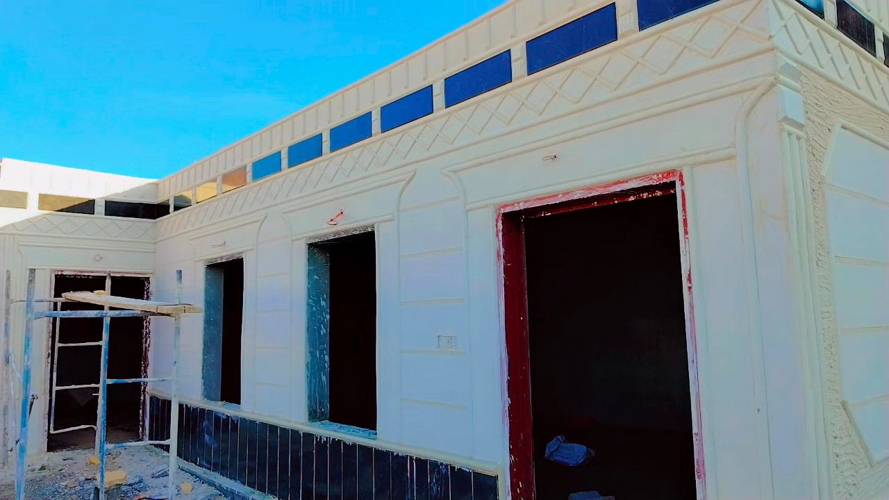 لياس بيضاء وديكورات جبس خارجي جي آر سي بديل الحجر