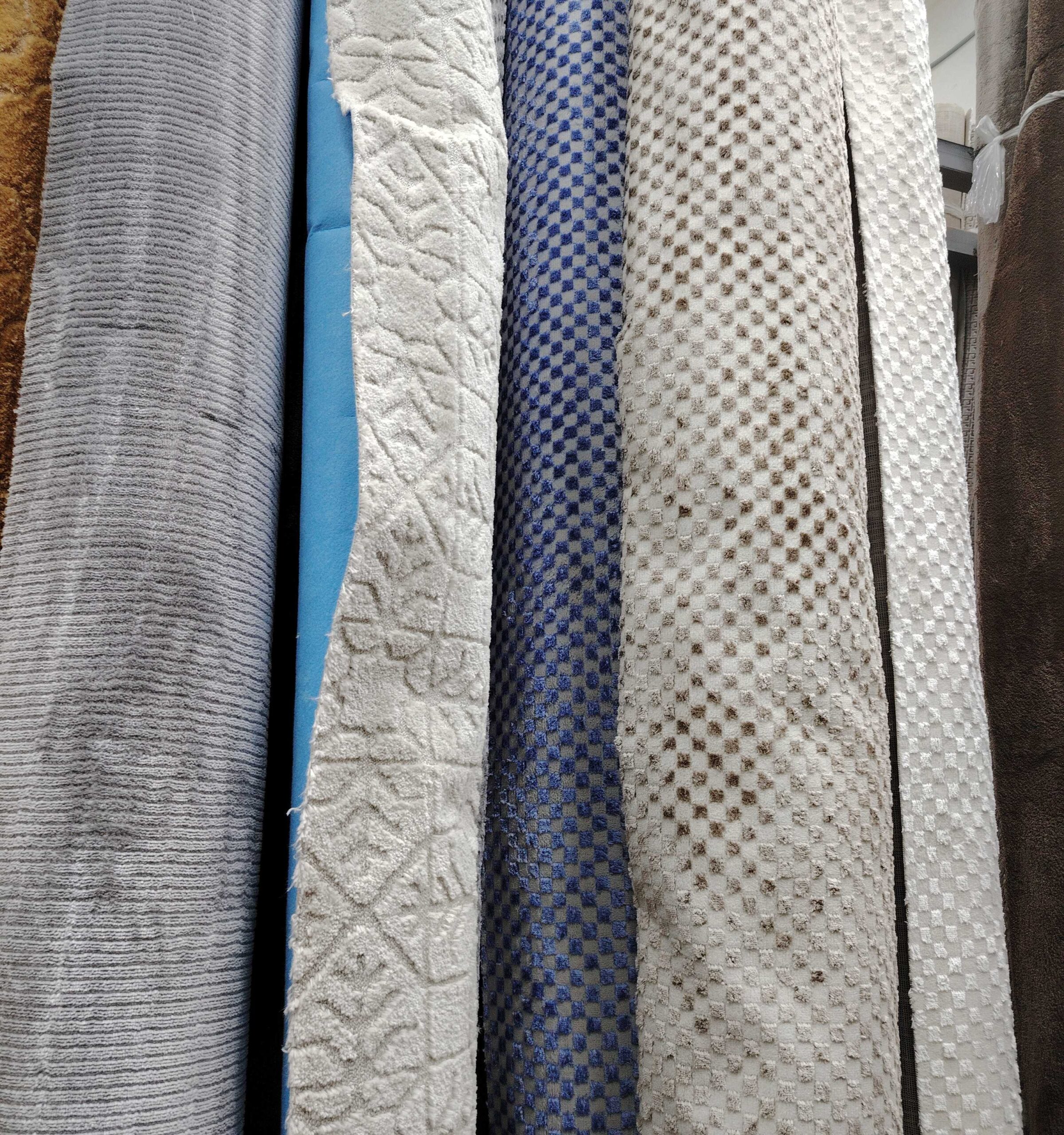 يوجد لدينا جميع انواع الموكيت التركي والحرير والإم