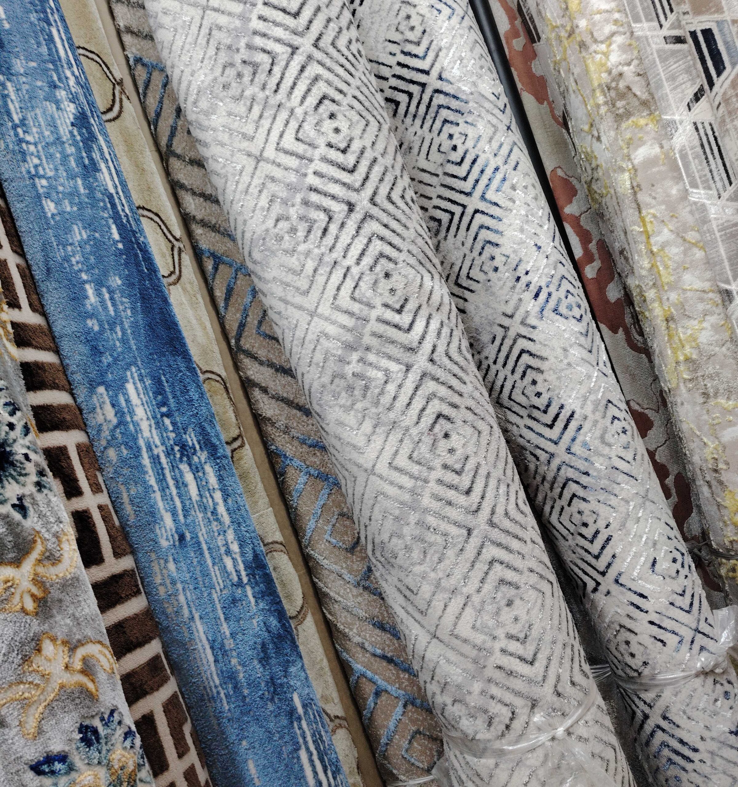 يوجد لدينا جميع انواع الموكيت التركي والحرير والإم