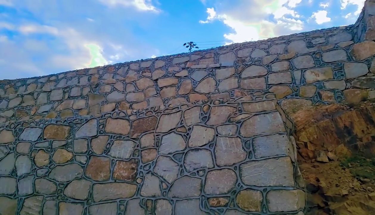 بوكلين للايجار لصق الاراضي وبنا الحجر