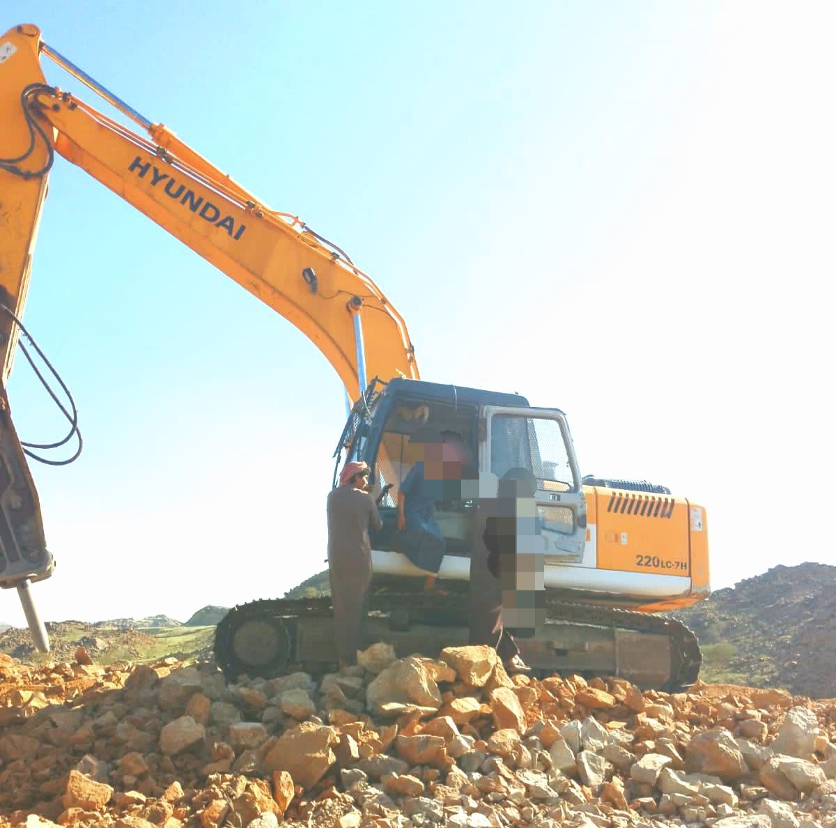 بوكلين للايجار لصق الاراضي وبنا الحجر