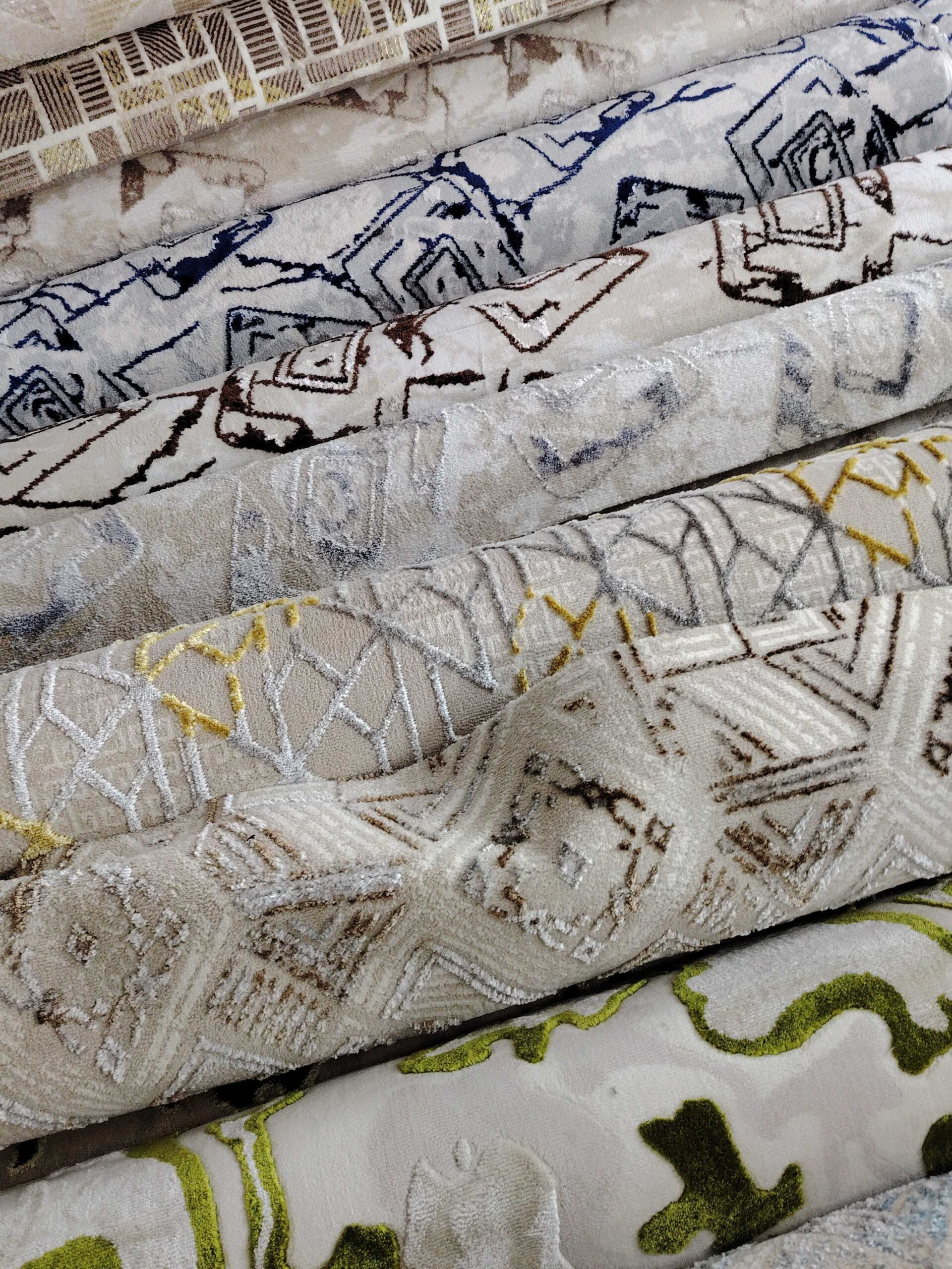 يوجد لدينا جميع انواع الموكيت التركي والحرير والإم