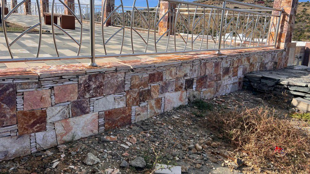 معلم وبنا حجر