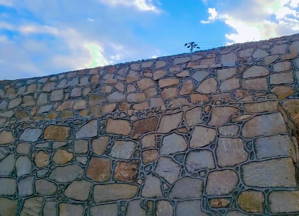 بوكلين للايجار لصق الاراضي وبنا الحجر