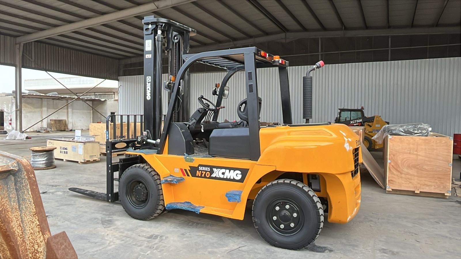 تأجير رافعات شوكيه ونقل المعدات والسيارات