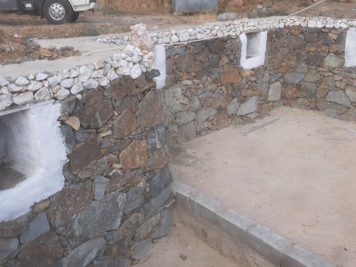 معلم وبنا حجر