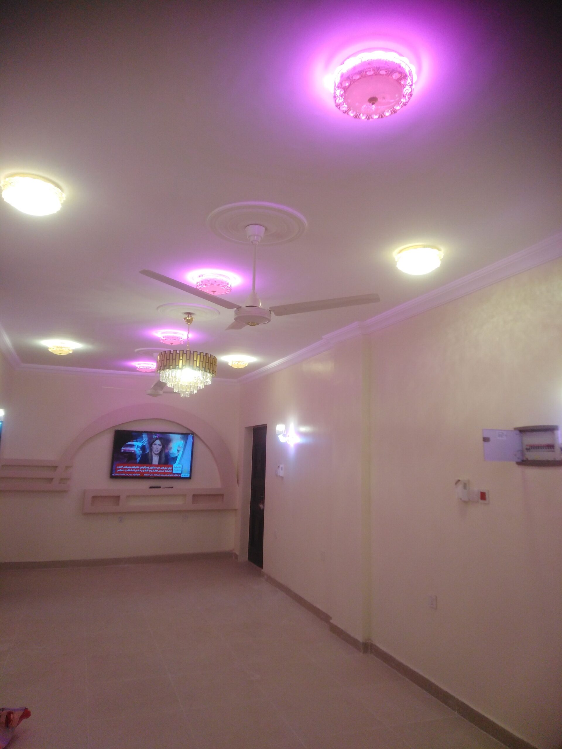 موجود فني كهربائي ومباني يرغب في العمل موجود في ال