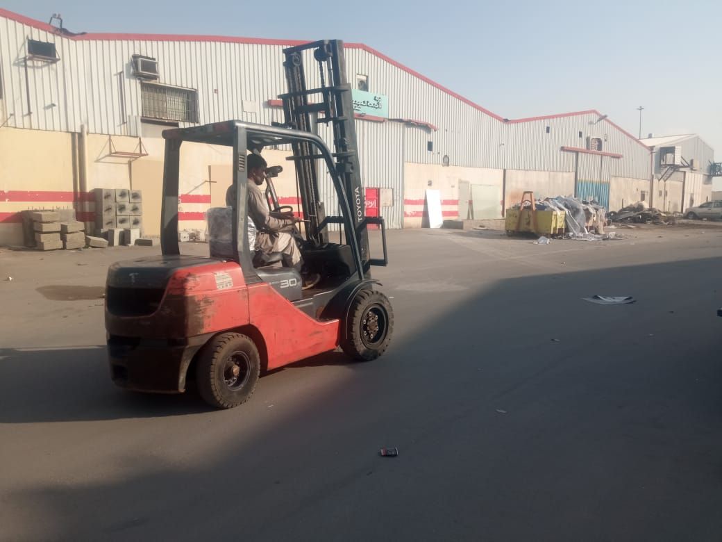 تأجير رافعات شوكيه ونقل المعدات والسيارات
