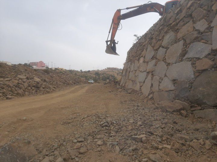 معلم وبنا حجر