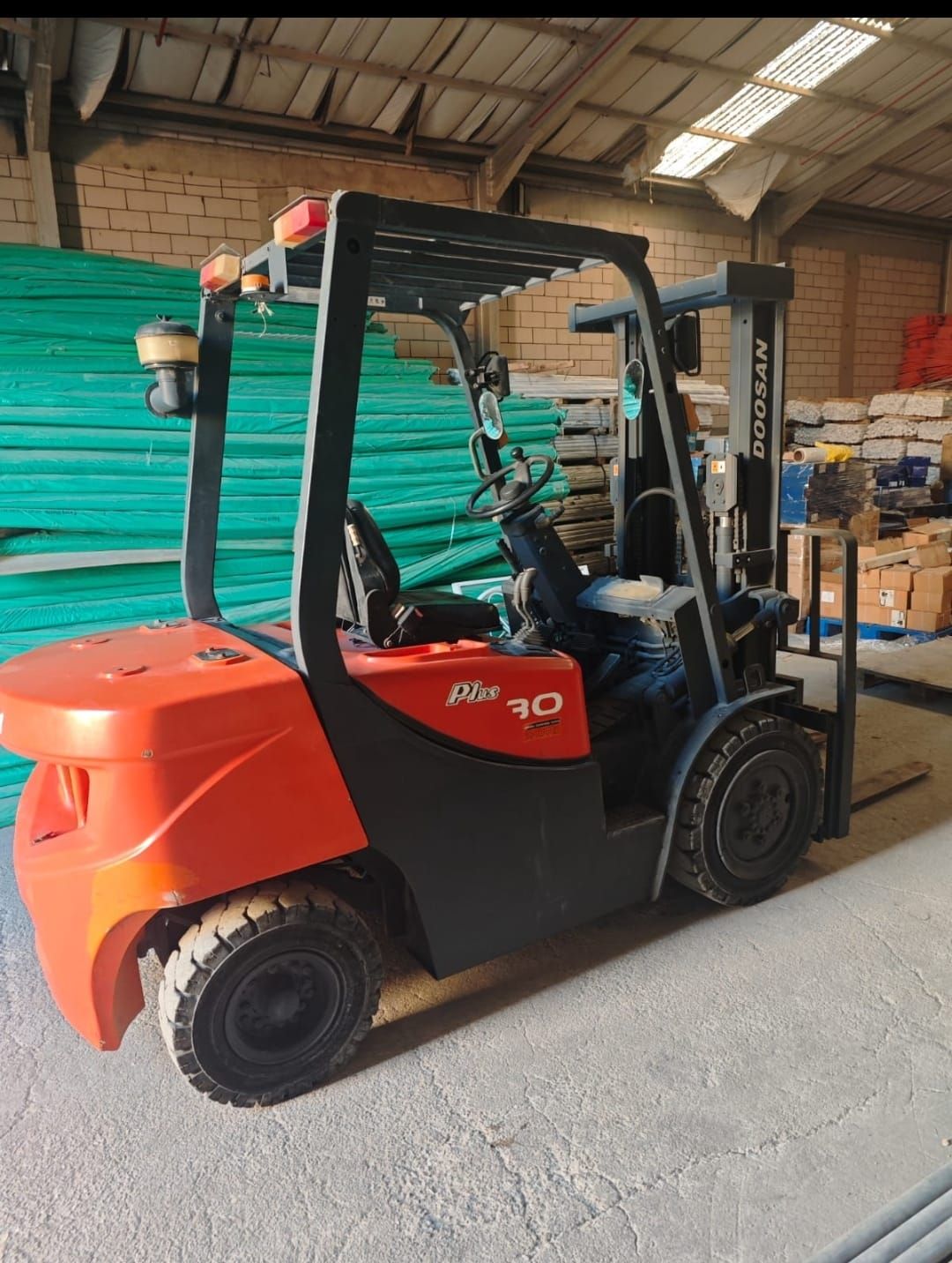 تأجير رافعات شوكيه ونقل المعدات والسيارات