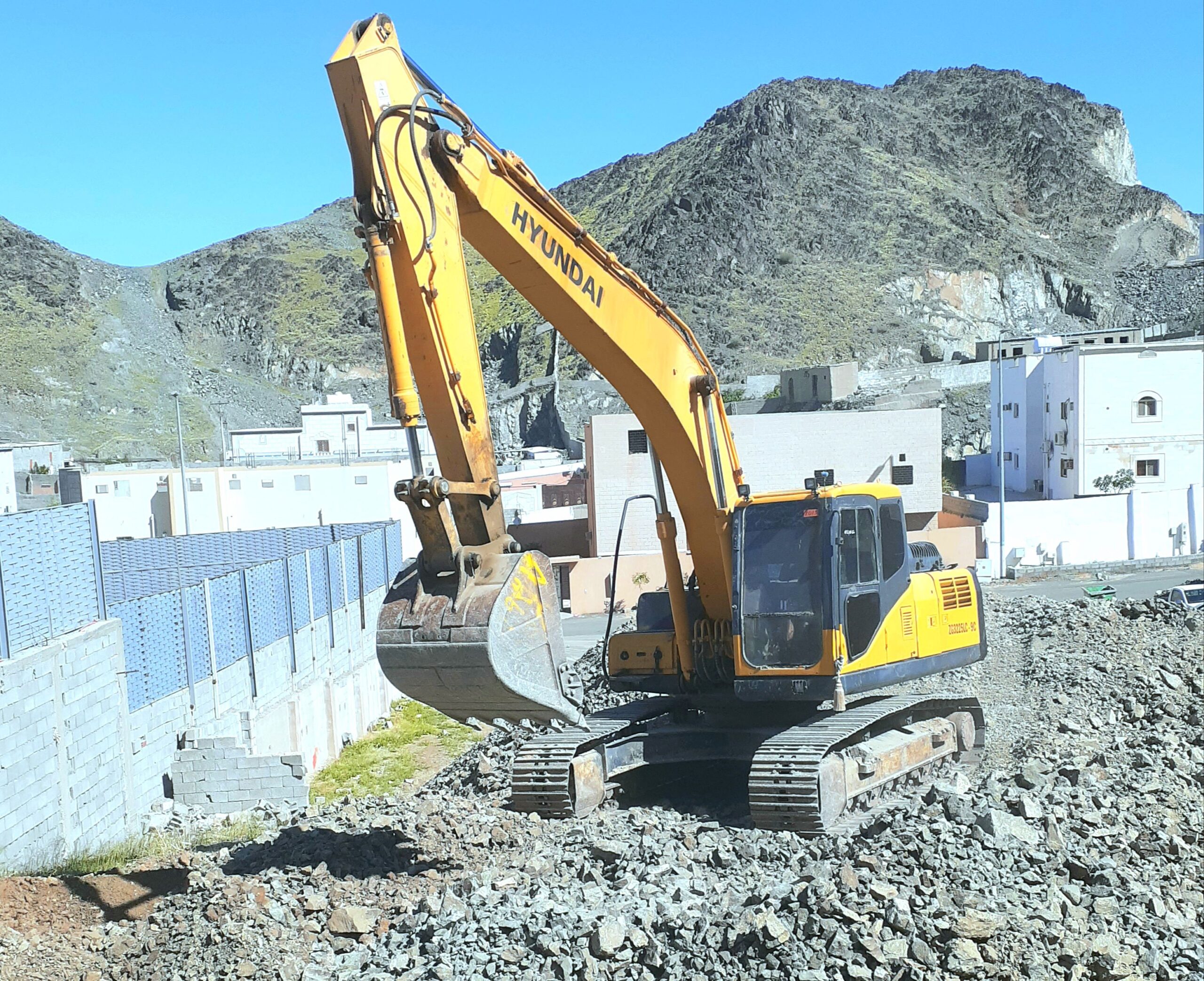 بوكلين للايجار لصق الاراضي وبنا الحجر