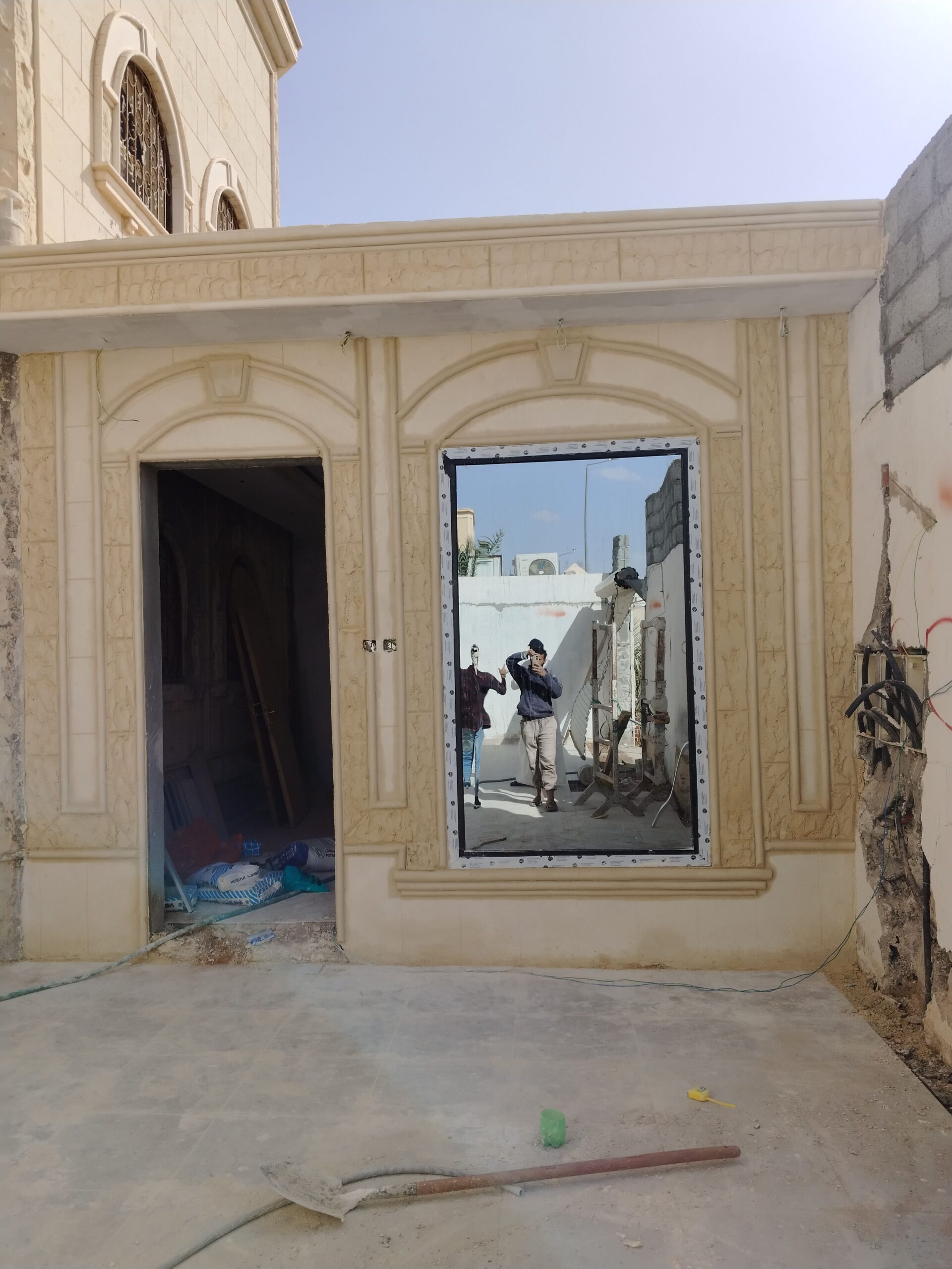 لياس بيضاء وديكورات جبس خارجي جي آر سي بديل الحجر