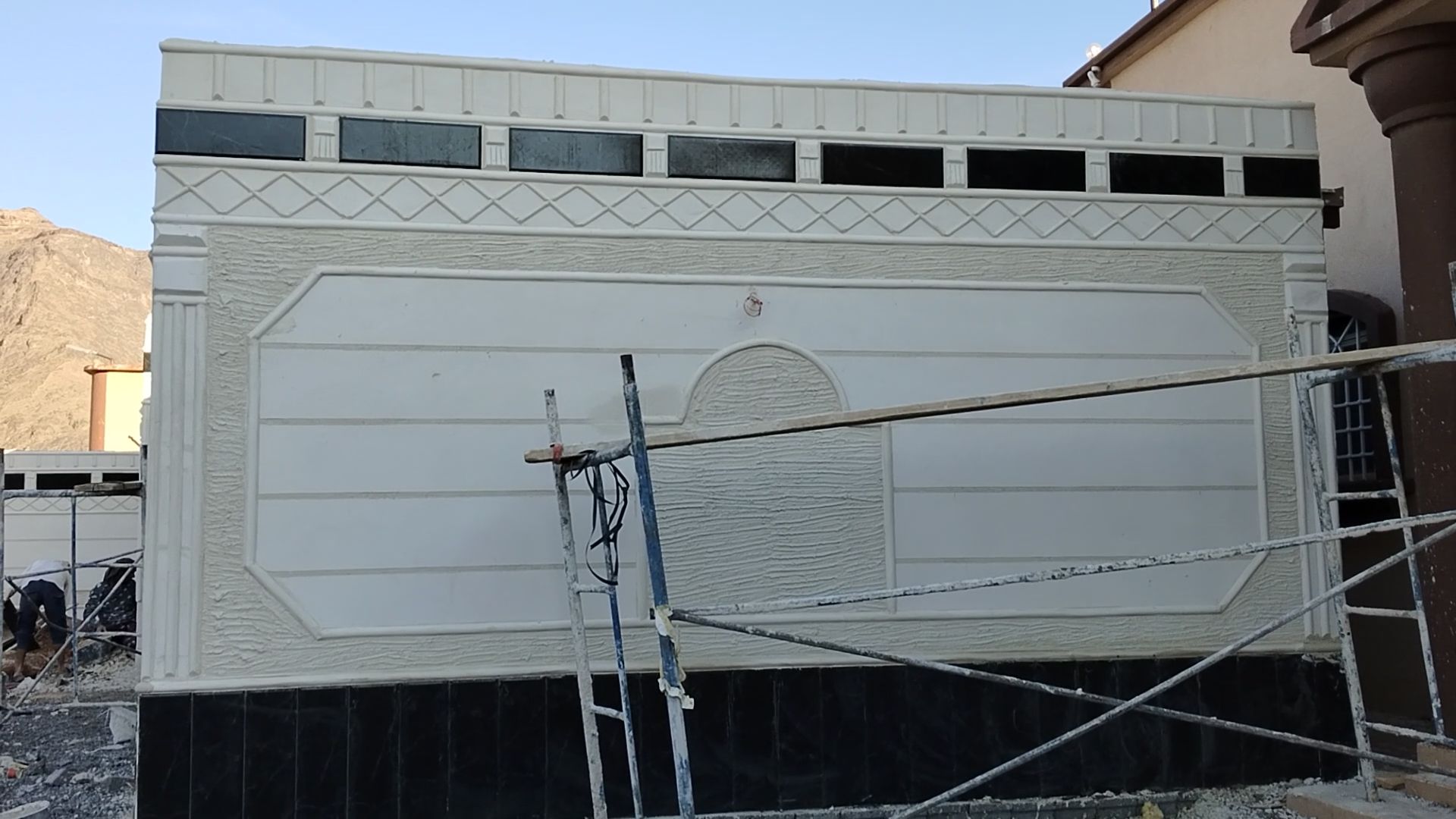 لياس بيضاء وديكورات جبس خارجي جي آر سي بديل الحجر