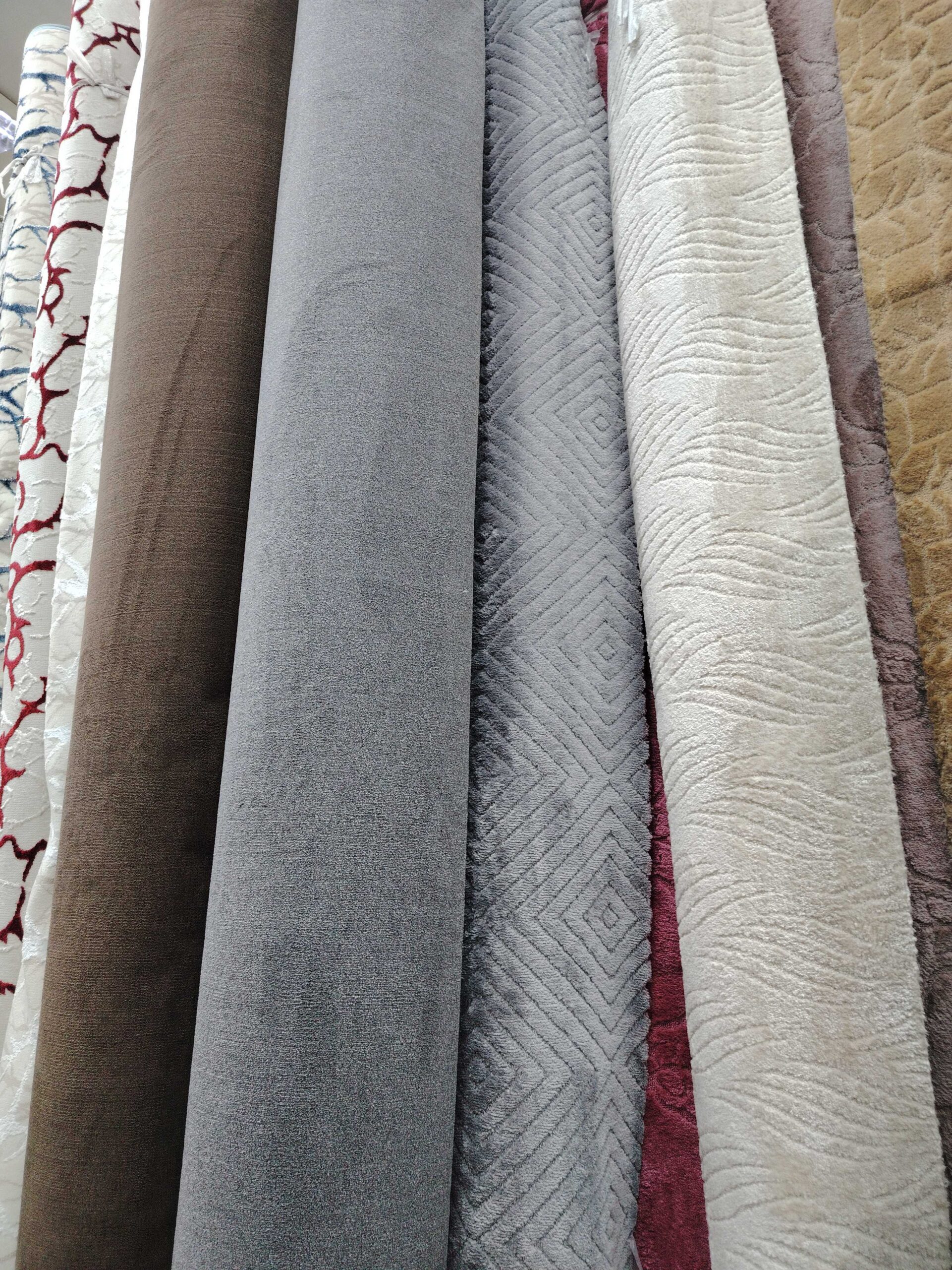 يوجد لدينا جميع انواع الموكيت التركي والحرير والإم